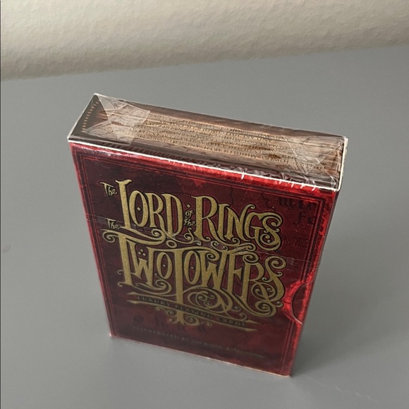 The Lord of the Rings Two Towers Gilded Playing Cards - Red and Gold - Picture 3 of 4